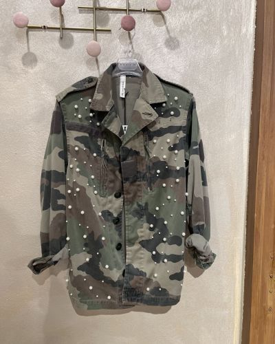 Giacca vintage camouflage con perle Tensione in