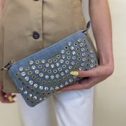 Pochette con borchie e strass in denim La Carrie