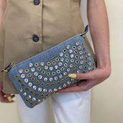 Pochette con borchie e strass in denim La Carrie