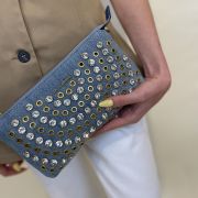 Pochette con borchie e strass in denim La Carrie