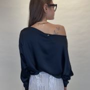 Blusa in raso di viscosa nero scollo a barca Souvenir